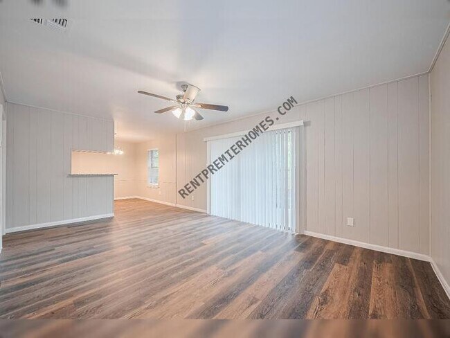 Building Photo - 9003 Chateau Forest Dr