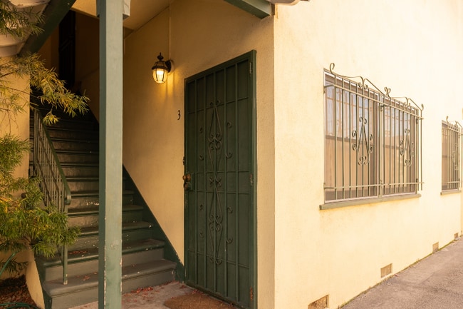 Foto del edificio - 1745 Mariposa Ave