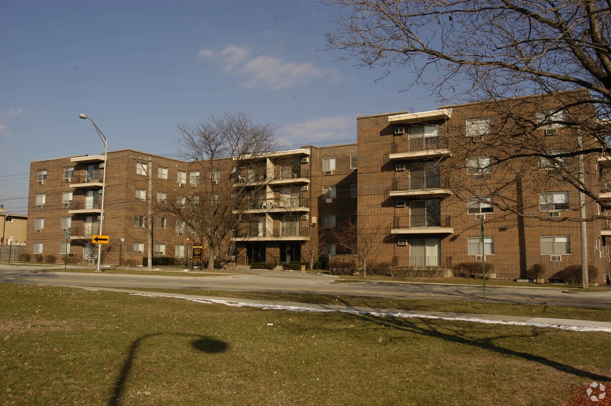 Primary Photo - 9445 Kenton Ave