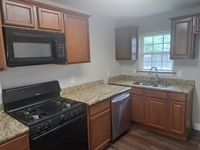 Building Photo - 615 Royal Crest Dr