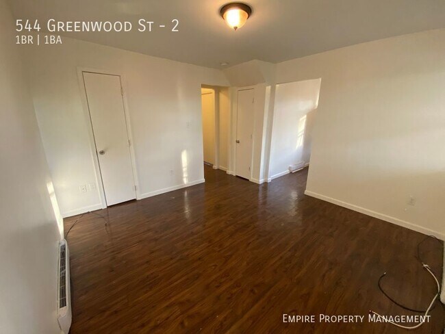 Building Photo - 2nd Floor: 1 Bedroom/ 1 Bathroom Apartment...