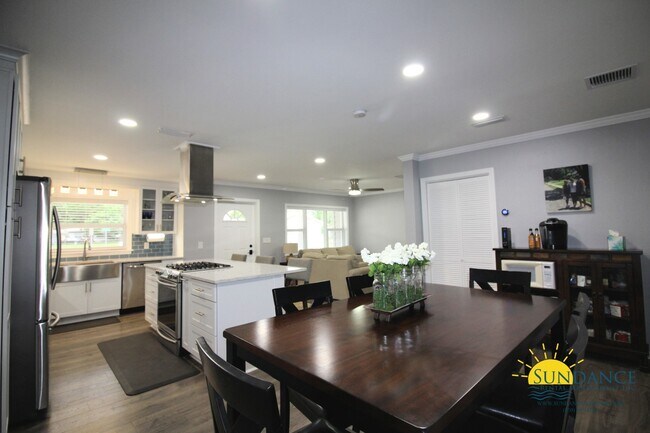 Building Photo - Breathtaking 4 Bedroom Home in Fort Walton...