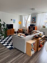 Building Photo - 1000 Dovercourt Rd