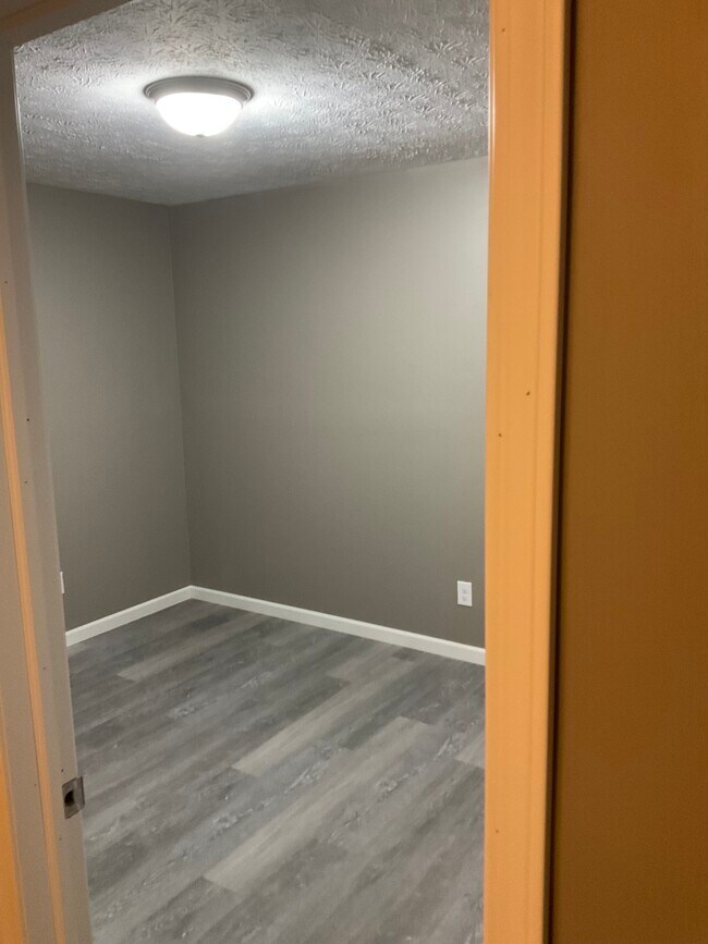 Building Photo - 1814 Lakeview Dr