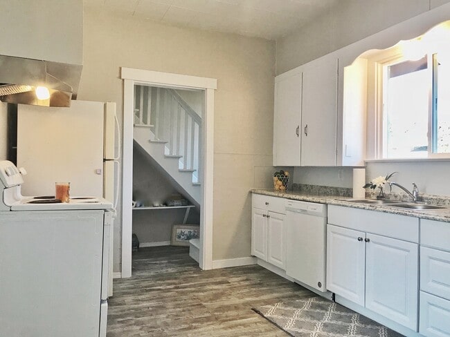 Building Photo - Completely remodeled 3 bed!
