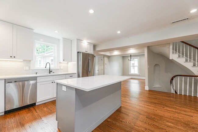 Building Photo - Modern 4bed 3 Bath with 3 parking