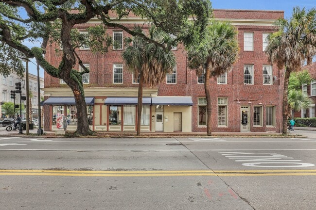 Foto del edificio - 321 W Broughton St