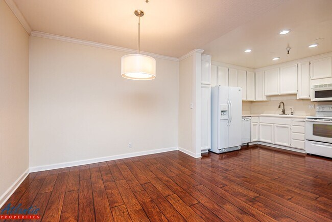 Foto del edificio - Old Mill Condo | Corner Unit | Desirable Location