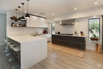 Building Photo - 875 W 47th St