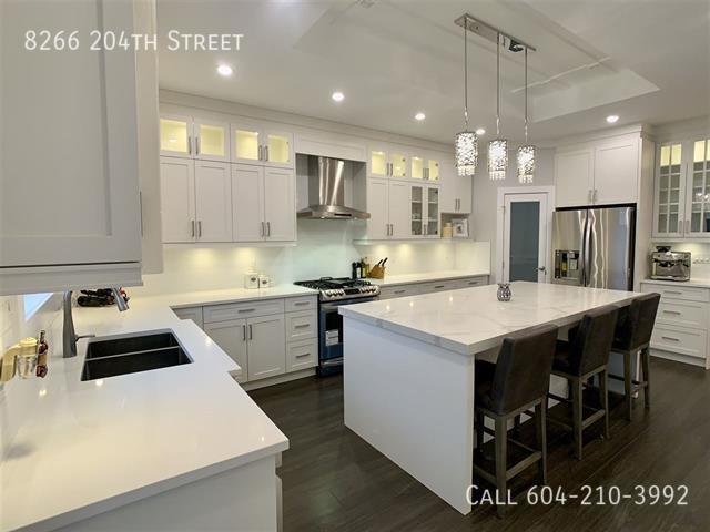 Photo du bâtiment - Gorgeous Home In The Heart Of Willoughby Heights!