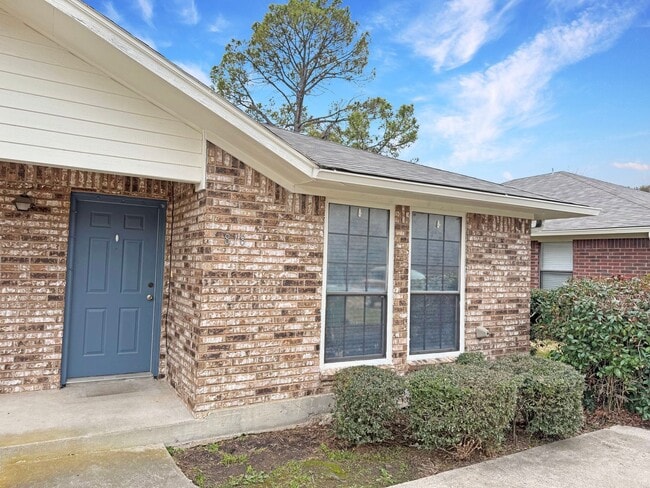 Building Photo - 2-Bedroom Duplex with Private Yard Near Shopping & Dining