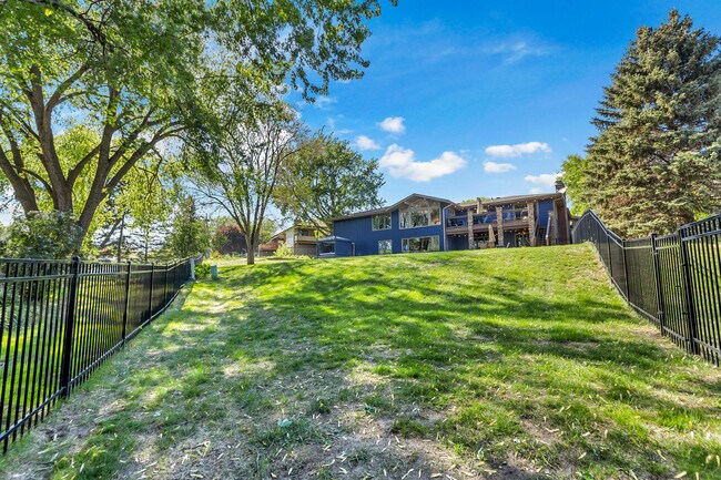 Foto del edificio - 1013 E Ridge Rd