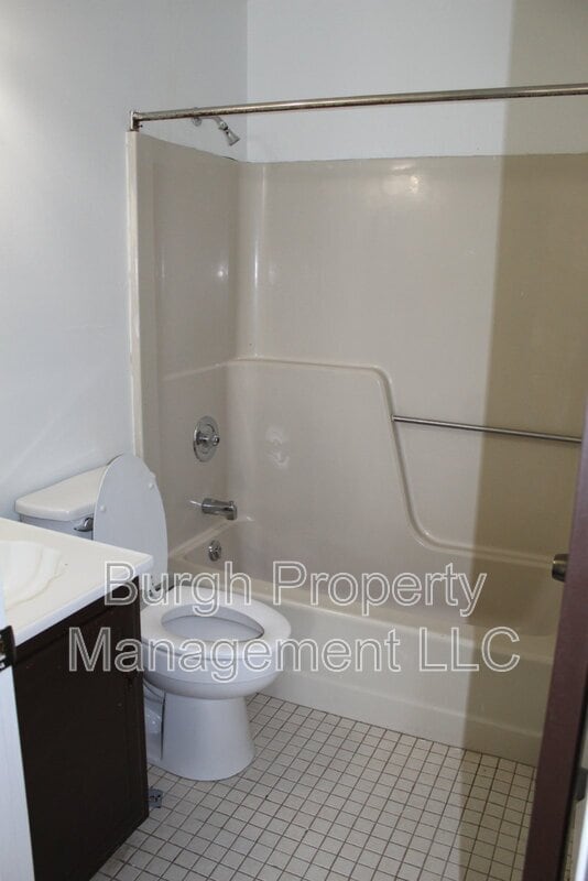 Building Photo - 534 Fallowfield Ave