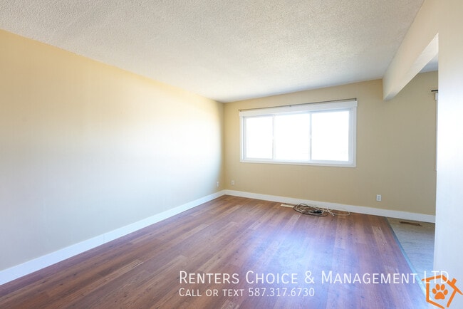 Building Photo - Conveniently Located Pet Friendly 4-Plex Unit