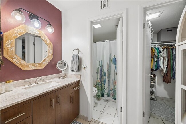Baño privado con vestidor - 4150 E Cactus Rd