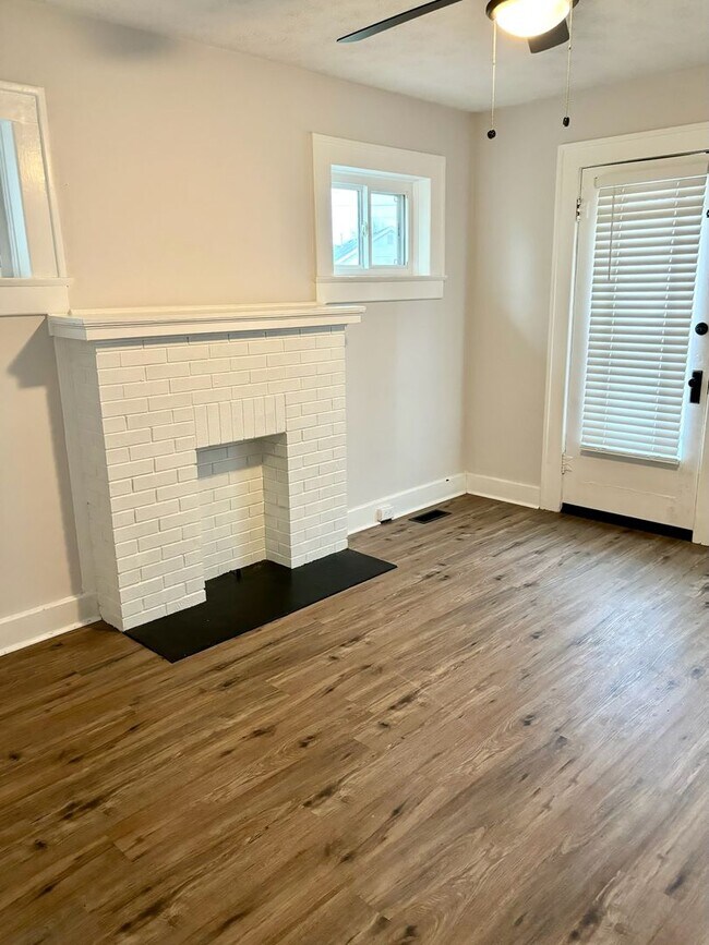 Foto del edificio - Remodeled 1 bedroom duplex with off street...