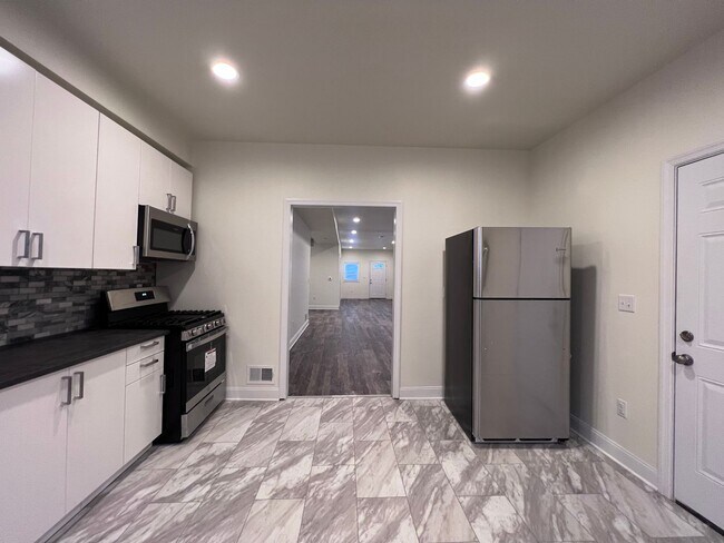 Foto del edificio - 5BR 3bath with office house and parking no...