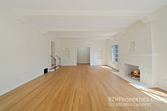 Foto del edificio - Gorgeous Spanish Duplex In Hancock Park