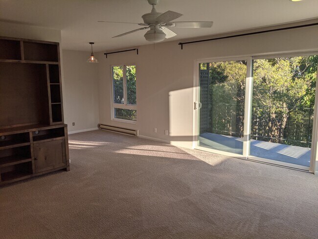 Living room & dining area - 904 Peninsula Ave