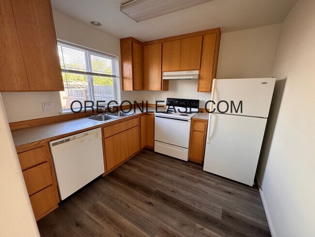 Building Photo - Newly remodeled 3 bedroom townhouse in Springfield