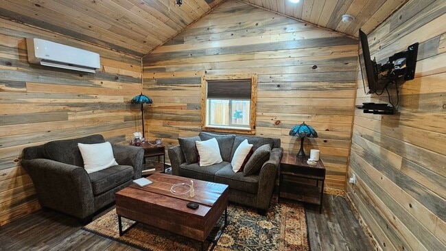 Foto del edificio - Fully Furnished Studio with Fenced Yard