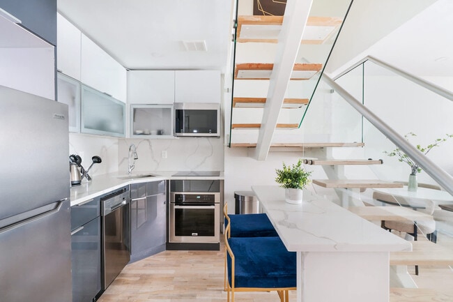 Building Photo - 244 E 75th St