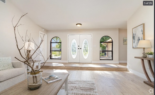 Building Photo - 1315 Armory Dr NE
