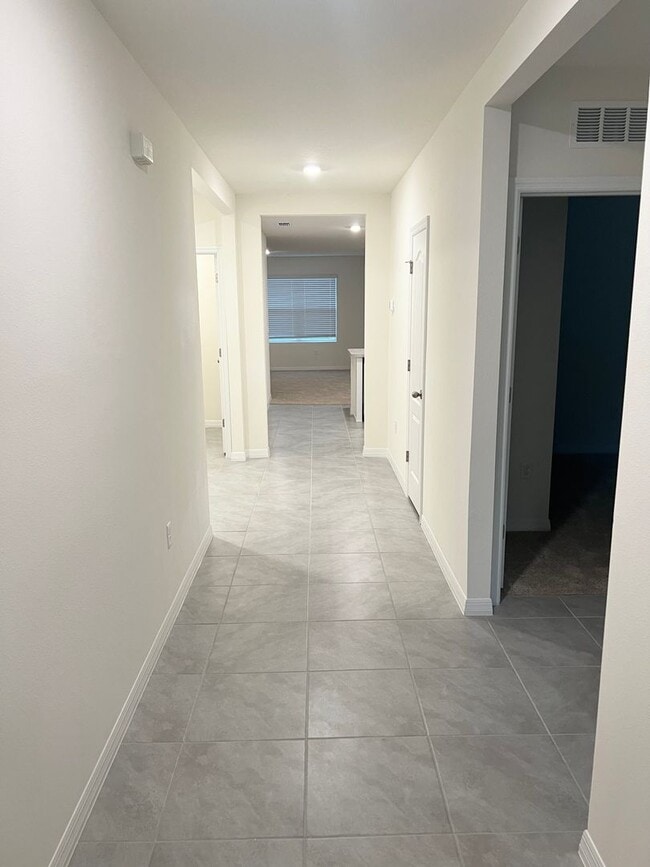 Foto del edificio - 4 BEDROOM 2 BATHROOM HOUSE FOR RENT