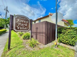 Building Photo - 3840 SW 52nd Ave