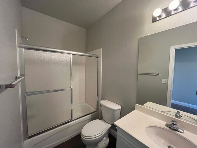 Building Photo - Stunning 5-Bedroom Home in Gated Community...