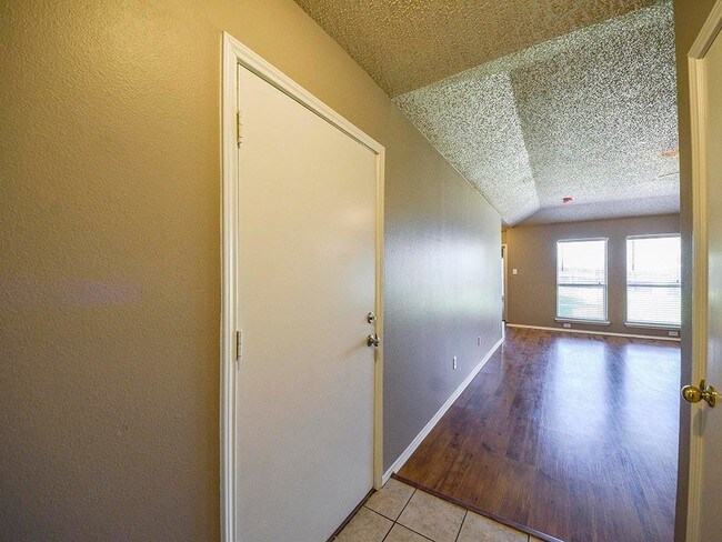 Building Photo - 9 Straight Creek Ct