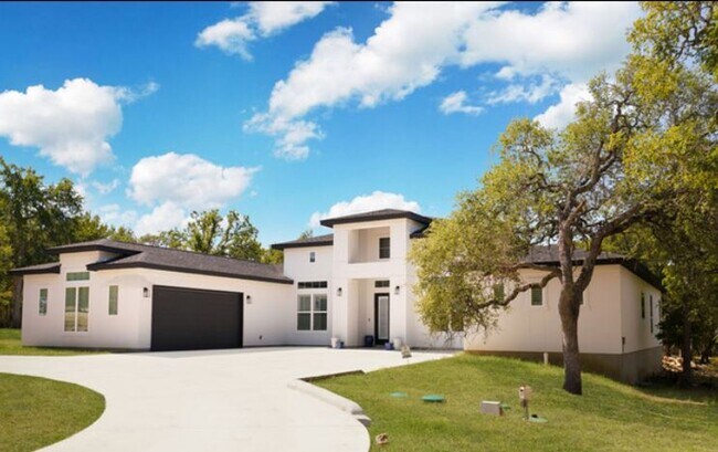 Foto del edificio - FOR LEASE: Texas Hill Country Modern Vena ...