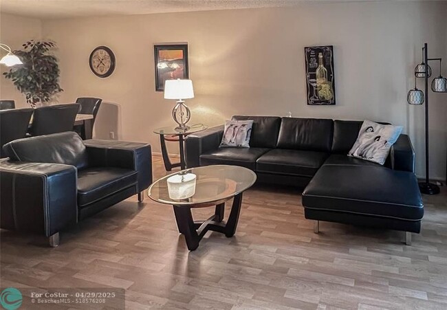 Foto del edificio - 806 Cypress Grove Ln