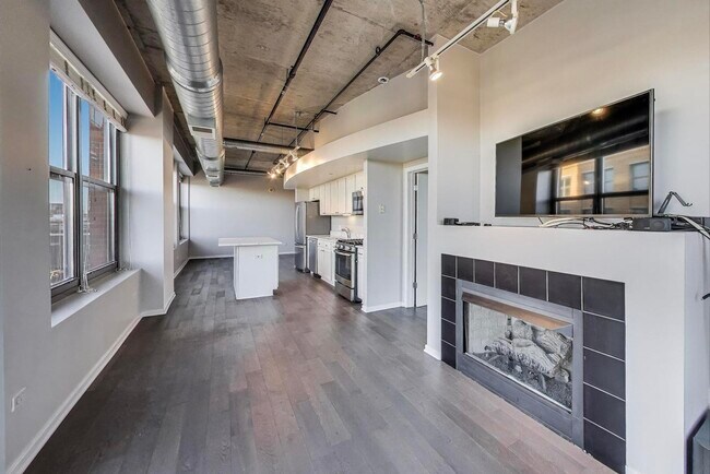 Building Photo - 933 W Van Buren St