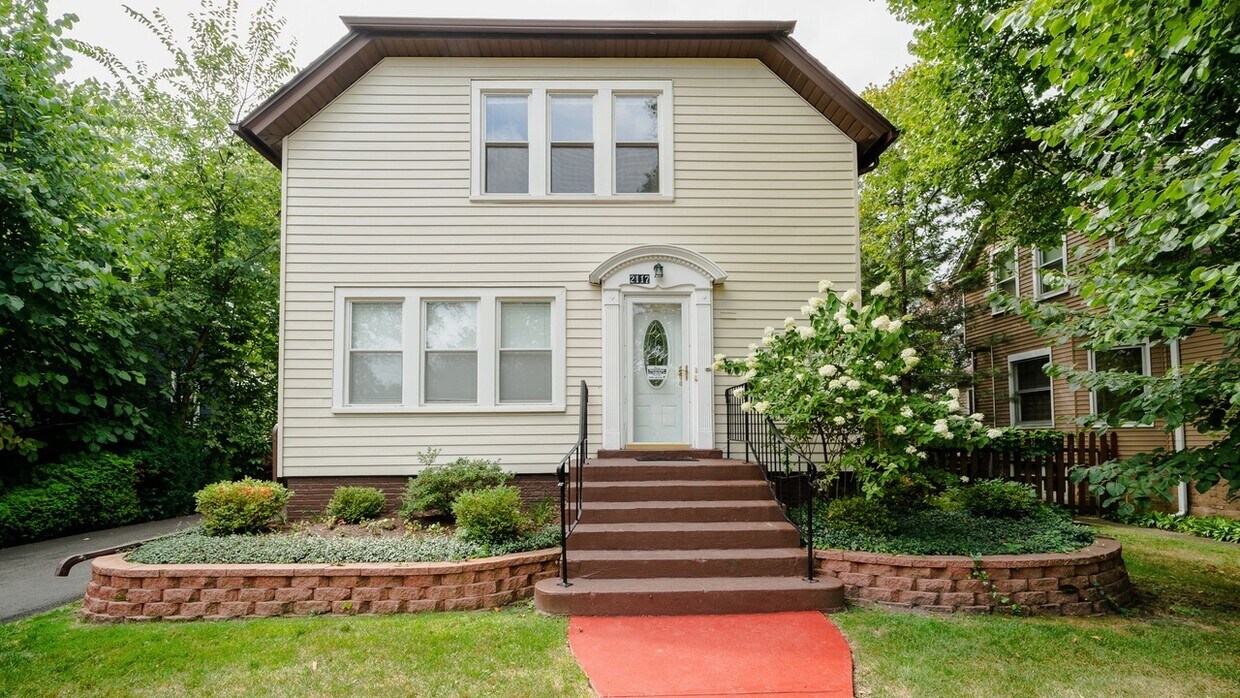 Primary Photo - 2117 Lake Ave