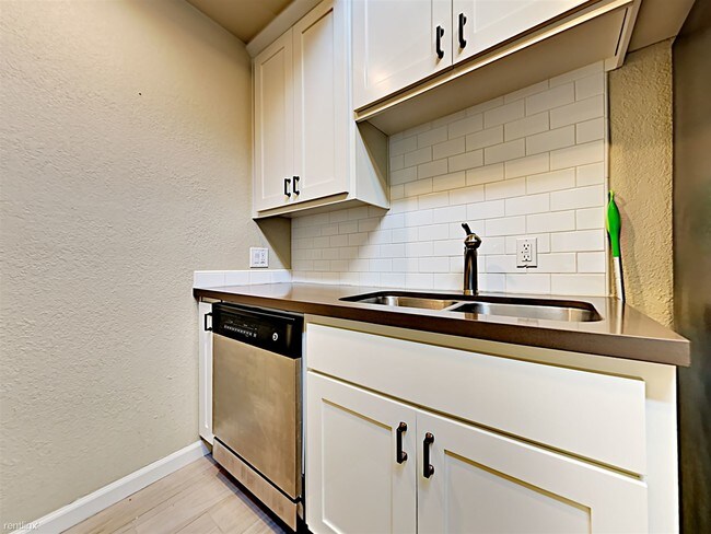 Foto del edificio - 1 br, 1 bath  - 2222 I St Apt 11