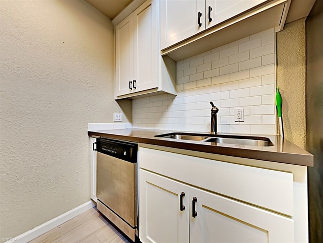 Building Photo - 1 br, 1 bath  - 2222 I St Apt 11