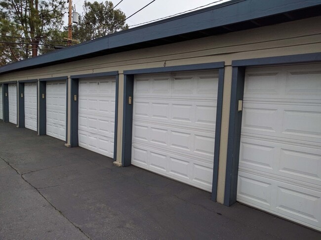 Building Photo - 2272 Latham St