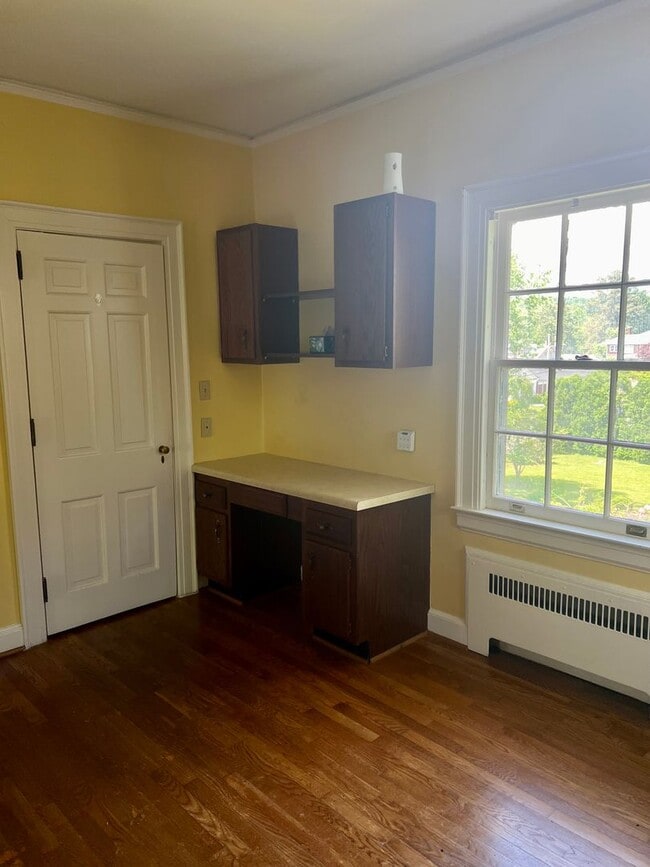 Building Photo - 2 Bedroom in Downtown Hendersonville!