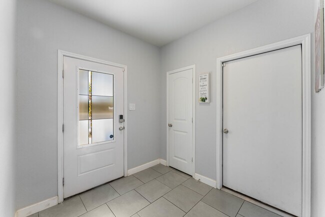 Building Photo - 829 Margay Lp