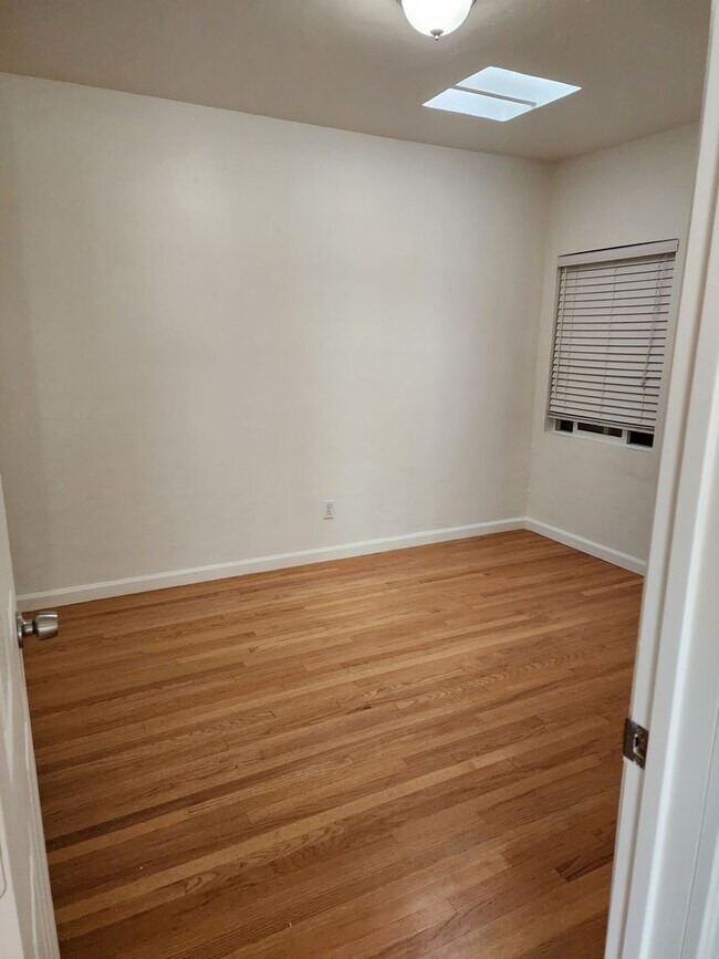 Building Photo - 3870
