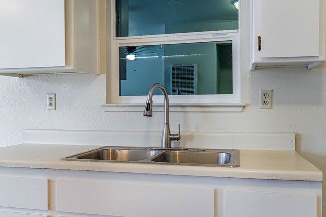 Building Photo - 522 Sierra Dr