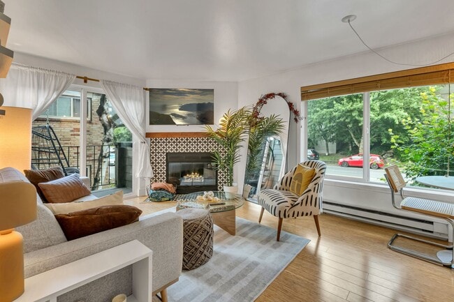 Building Photo - 4831 Fauntleroy Wy SW