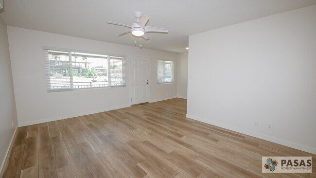 Foto del edificio - 1133-1139 1/2 Grand Ave. - 1137 1/2
