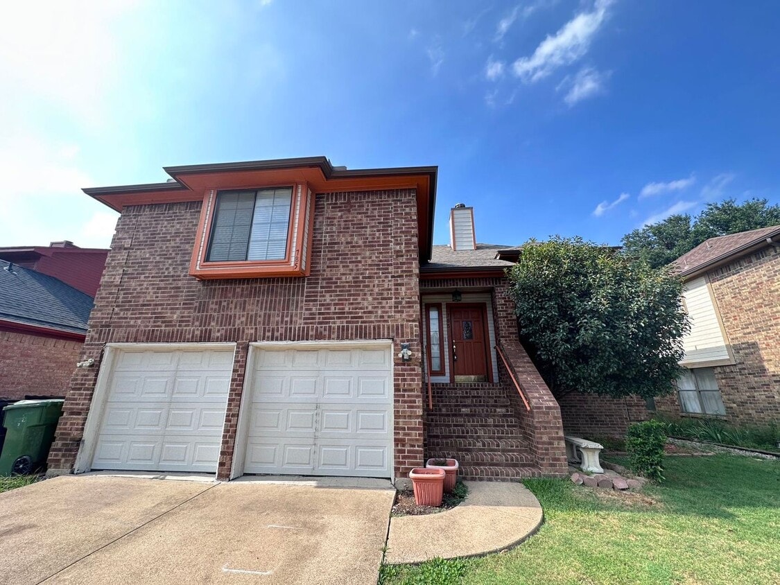 Primary Photo - Minutes to COSTCO, great Location!