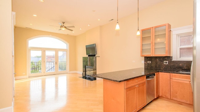 Building Photo - 1910 W Armitage Ave