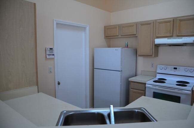 Foto del edificio - Cute 3/2 House with Laminate Flooring and 1-Car Garage (SE Orlando)