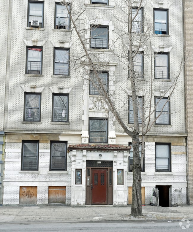 Building Photo - 255 E Kingsbridge