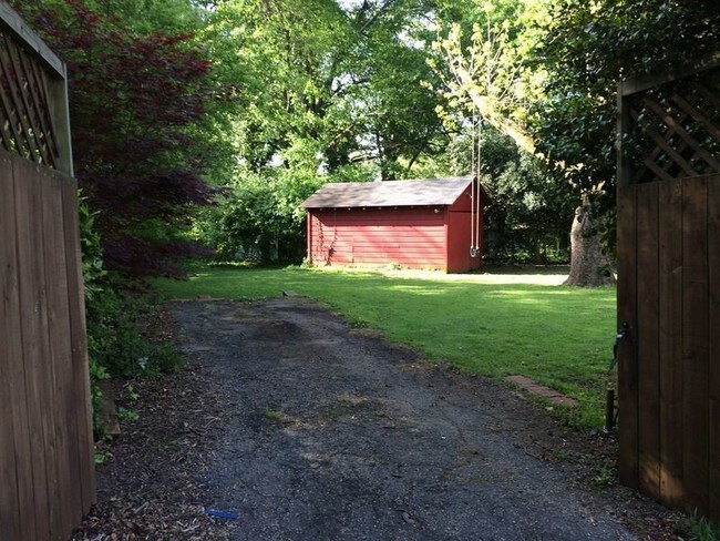 Foto del edificio - N. Main Area 2BR House with Fenced Yard