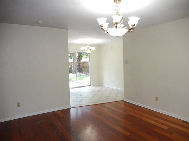 Foto del edificio - 5607 Cypress Cir